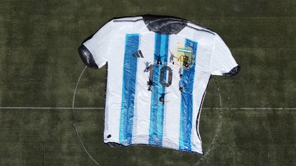 A lo grande, la camiseta de Messi, de Envigado a Argentina